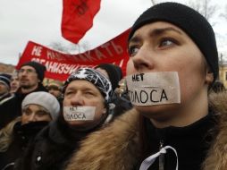 Entre los manifestantes algunos se han tapado la boca con letreros que dicen ''Sin voz (voto)''. REUTERS  /