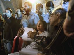 Familiares de los pacientes muertos en el incendio de un hospital, buscan identificar a sus seres queridos en una funeraria. EFE  /