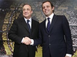 Los presidentes del Real Madrid, Florentino Pérez (i), y Barcelona, Sandro Rosell (d), se saludan tras la conferencia de prensa. EFE  /