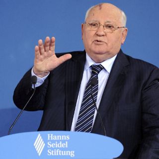 Gorbachov recibe galardón alemán por su contribución a la reunificación