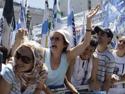 Simpatizantes de Crisitna Fernández destejan durante la toma de posesión. AP  /