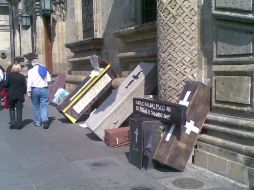 Personal de mantenimiento del edificio del Ejecutivo estatal ya retiran del lugar los ataúdes hechizos.  /