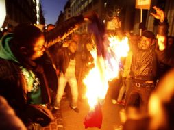 Los partidarios del líder de la oposición congoleña Etienne Tshisekedi quemar una bandera nacional de Francia en Bruselas. REUTERS  /