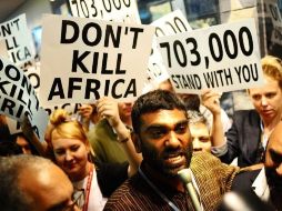 Activistas de Greenpeace en la XVII Cumbre de la ONU sobre Cambio Climático de Durban. EFE  /