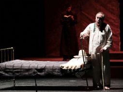 Escena de Al filo del agua, montaje que constituye la primera adaptación de la novela del mismo nombre del jalisciense Agustín Yáñez.  /