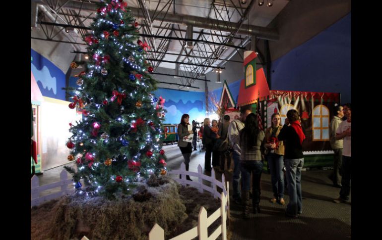 En torno de este árbol navideño se colocaron casitas donde se muestran diversos aspectos de la celebración en algunos países del mundo.  /