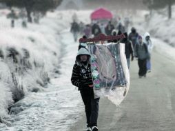 El frío en Puebla no impide que los fieles continúen su trayecto a la Ciudad de México. EL UNIVERSAL  /