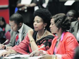 Maite Nkoana-Mashabane (centro), presidente de la Cumbre de Durban sobre Cambio Climático, participa en las discusiones finales. AFP  /