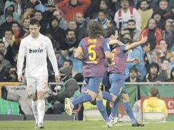 Jugadores ''culés'' celebran la segunda anotación del conjunto azulgrana ante la tristeza de Cristiano Ronaldo. AP  /