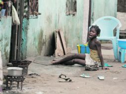 Una niña llora en la calle, luego de que elementos de la Policía arrestaran a sus dos hermanos. AFP  /