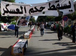 Imagen de ciudadanos manifestándose con ataudes simbólicos frente al edificio del gabinete. AP  /