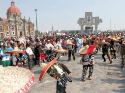 La mayoría de los guadalupanos llegan al santuario mariano, se hincan, rezan y regresan a su lugar de origen. NOTIMEX  /