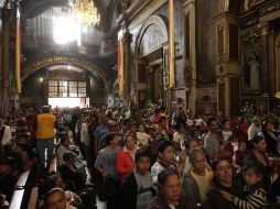 Devotos reunidos para celebrar el cumpleaños de la Morena del Tepeyac.  /