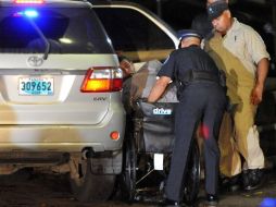 Oficiales colocan a Manuel Noriega (c) en una silla de ruedas a su llegada a la prisión en Panamá. Estuvo 22 años fuera del país. AFP  /