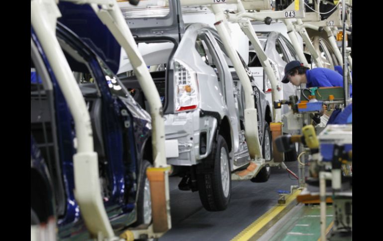 Las firmas crean nuevos modelos de uso y conectividad de dispositivos móviles en el auto. REUTERS  /