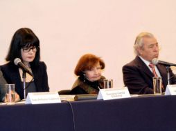 La homenajeada, en compañía de Georgina García Gutiérrez y Juan Antonio Calderas. NOTIMEX  /