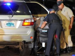 El ex dictador Manuel Antonio Noriega, ingresó en silla de ruedas a la cárcel de El  Renacer, custodiado por varios policías. AFP  /