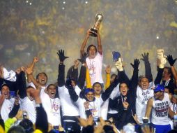 El capitán Lucas Lobos levanta el trofeo que hace a Tigres campeón del Apertura 2011. EFE  /