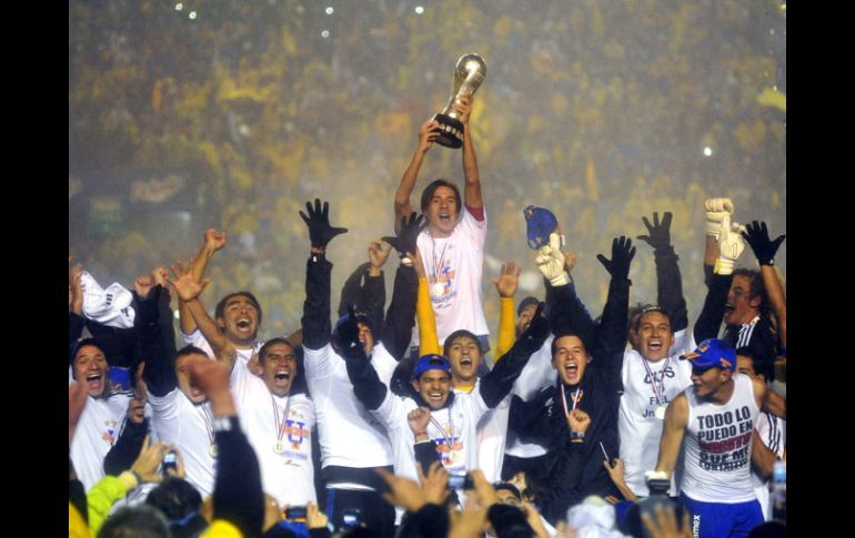 El capitán Lucas Lobos levanta el trofeo que hace a Tigres campeón del Apertura 2011. EFE  /