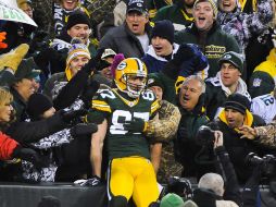 Nelson festeja con los aficionados una anotación de los Empacadores. EFE  /