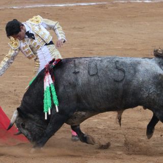 Diego Silveti corta un rabo en la México