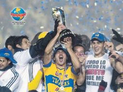 El argentino Damián Álvarez (centro) levanta el trofeo de campeón. NTX  /