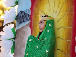 Una niña vestida como la Virgen de Guadalupe paticipa en un desfile por Broadway. AP  /