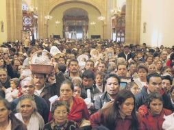 Los tapatíos se volcaron en el Santuario de Guadalupe para celebrar a la Virgen.  /
