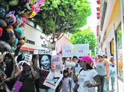 Imagen de archivo muestra a Natalí (derecha) en una de las manifestaciones pro mujer, en Puebla. EL UNIVERSAL  /