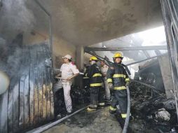 Elementos de la Unidad Estatal de Protección Civil y Bomberos evitaron que el incendio se extendiera a otras fincas.  /