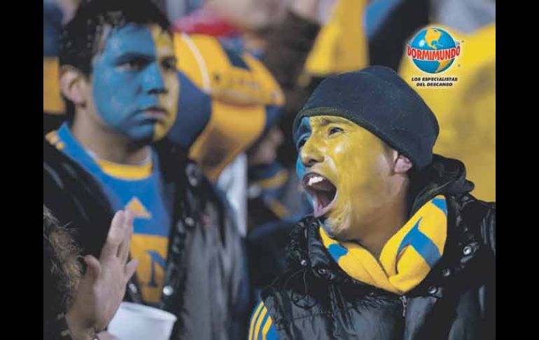 Aspecto de aficionados de Tigres durante el partido en el Estadio Universitario. AFP  /