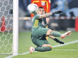 El guardameta Jonathan Orozco observa cómo el balón atraviesa la portería durante un penal de Kashiwa. AFP  /