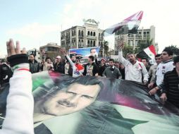 Seguidores del presidente Bashar al Assad llenan las calles sirias para demostrar su fidelidad al Gobierno. REUTERS  /