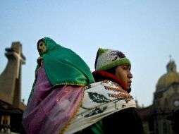 Con los primeros destellos del amanecer emprenden el regreso a casa. AFP  /