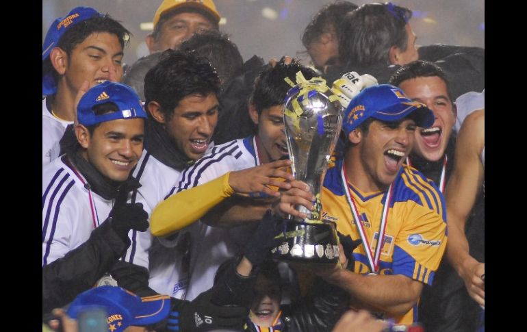 Campeones, los Tigres de la UANKL obtuvieron el título al vencer 3-1 al Santos Laguna. NOTIMEX  /