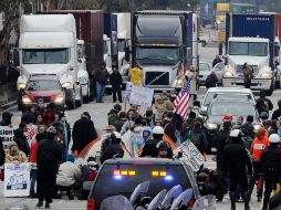 Los camiones se detienen después de que manifestantes bloquearon la carretera en Long Beach. AFP  /