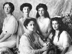 En la imagen, las Grandes Duquesas Tatiana, Olga, Anastasia y María Romanov con la zarina Alejandra. ESPECIAL  /