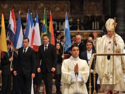 El Papa Benedicto (izq) confirmó su viaje a México y Cuba durante la misa en honor de la Virgen de Guadalupe en El Vaticano. AFP  /