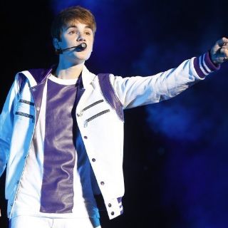 ''Apuñalan'' a Justin Bieber en Facebook