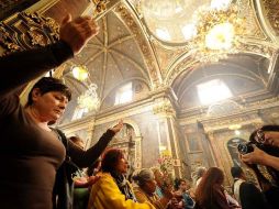 Colorida afluencia de devotos se dieron cita el barrio del Santuario de Guadalupe.  /