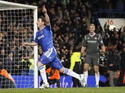 Frank Lampard, del Chelsea (I) celebra un gol de penalti ante la mirada atónita del portero Joe  Hart del Manchester City (D). AFP  /