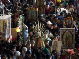 Cientos de peregrinos visitan la basílica de la Virgen de Guadalupe. Lllevan flores y sus imágenes para ser bendecidas. AP  /
