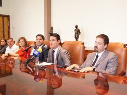 El presidente municipal de Guadalajara, Aristóteles Sandoval Díaz (corbata tinta), oficializó hoy la salida.  /