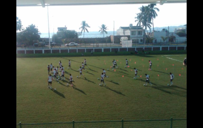 El técnico Fernando Quirarte, prefirió irse a realizar la sesión de entrenamiento vespertina en un lugar más adecuado.  /