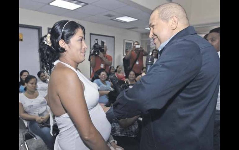 El presidente de Venezuela, Hugo Chávez, durante una visita a una maternidad de Caracas. REUTERS  /