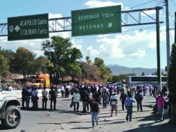 Protesta en la Autopista del Sol. Minutos después policías estatales dispararían contra estudiantes. EL UNIVERSAL  /