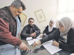 Un hombre emite su voto en Siria, en la jornada de elecciones locales. AP  /