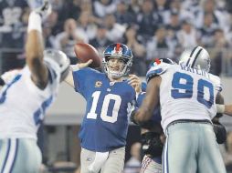 Eli Manning supo soportar la presión ante el equipo de la estrella solitaria. EFE  /