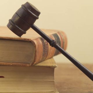 Es el verbo adecuado legitimar, no legitimizar