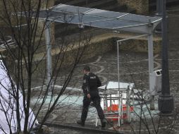 Vista de la parada de autobús tras el atentado, la policía ha evacuado la zona. REUTERS  /